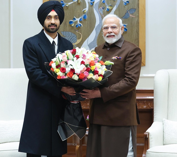 दिलजीत दोसांझ ने इस फोटो को सोशल मीडिया प्लेटफॉर्म X पर शेयर किया है, जिसमें वह PM नरेंद्र मोदी को गुलदस्ता दे रहे हैं।