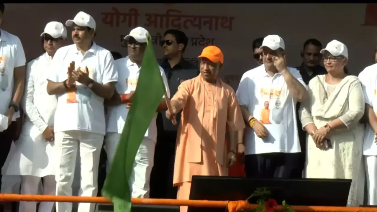 नमो युवा रन: फिट इंडिया और नशा मुक्ति का संदेश लेकर लखनऊ में दौड़ी युवाओं की  फौज, सीएम योगी ने दिखाई हरी झंडी | CM Yogi Adityanath Flags Off 'Namo Yuva  Run'