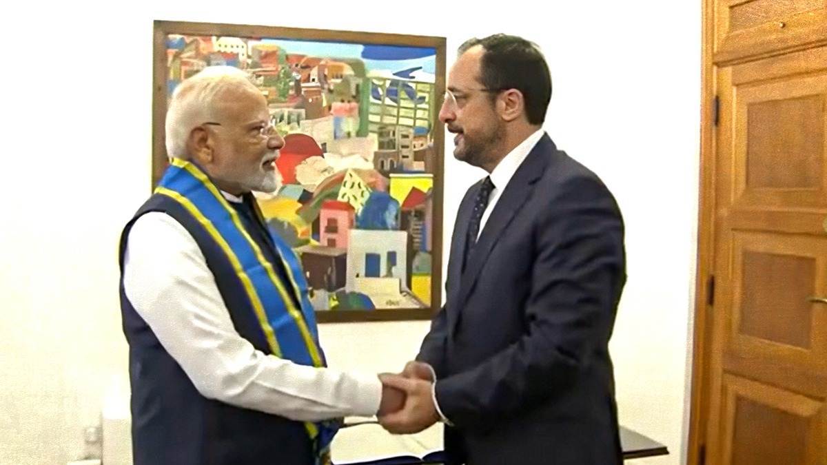 पीएम मोदी को मिला साइप्रस का सर्वोच्च सम्मान, राष्ट्रपति निकोस ने 'ग्रैंड  क्रॉस ऑफ द ऑर्डर ऑफ मकारिओस III' से नवाजा - PM Modi Honored with Cyprus  Highest Award ...