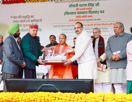 CM Yogi Adityanath: किसानों को ट्रैक्टर और सम्मान