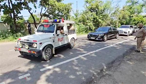 बिक्रम मजीठिया से मुलाकात करने नाभा जेल पहुंचे डेरा ब्यास प्रमुख - dera beas  chief reaches jail to meet bikram majithia-mobile