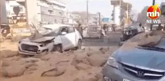 लुधियाना में एलिवेटेड रोड से गुजरते समय ओवरलोड ट्रक से गिरीं गेहूं भरीं बोरियां, 2 कारें चकनाचूर Ludhiana