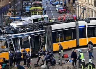 इटली के मिलान शहर में बड़ा हादसा, ट्राम पटरी से उतरकर इमारत से टकराई, 38 लोग घायल इटली मिलान