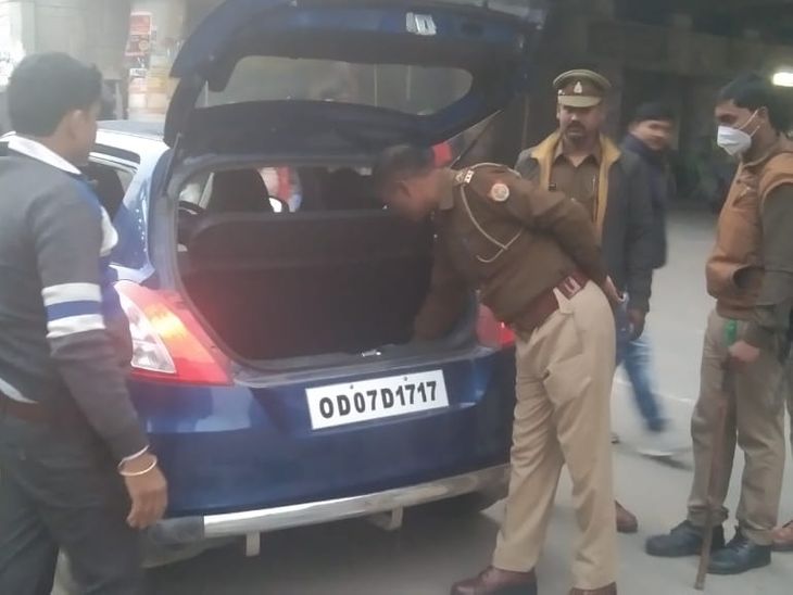 Rajatalab police, after checking the vehicle, deducted e-invoices of fifty vehicles, recovered 10 thousand | पुलिस ने चलाया चेकिंग अभियान: राजातालाब पुलिस ने वाहन चेकिंग कर पचास वाहनों के ...