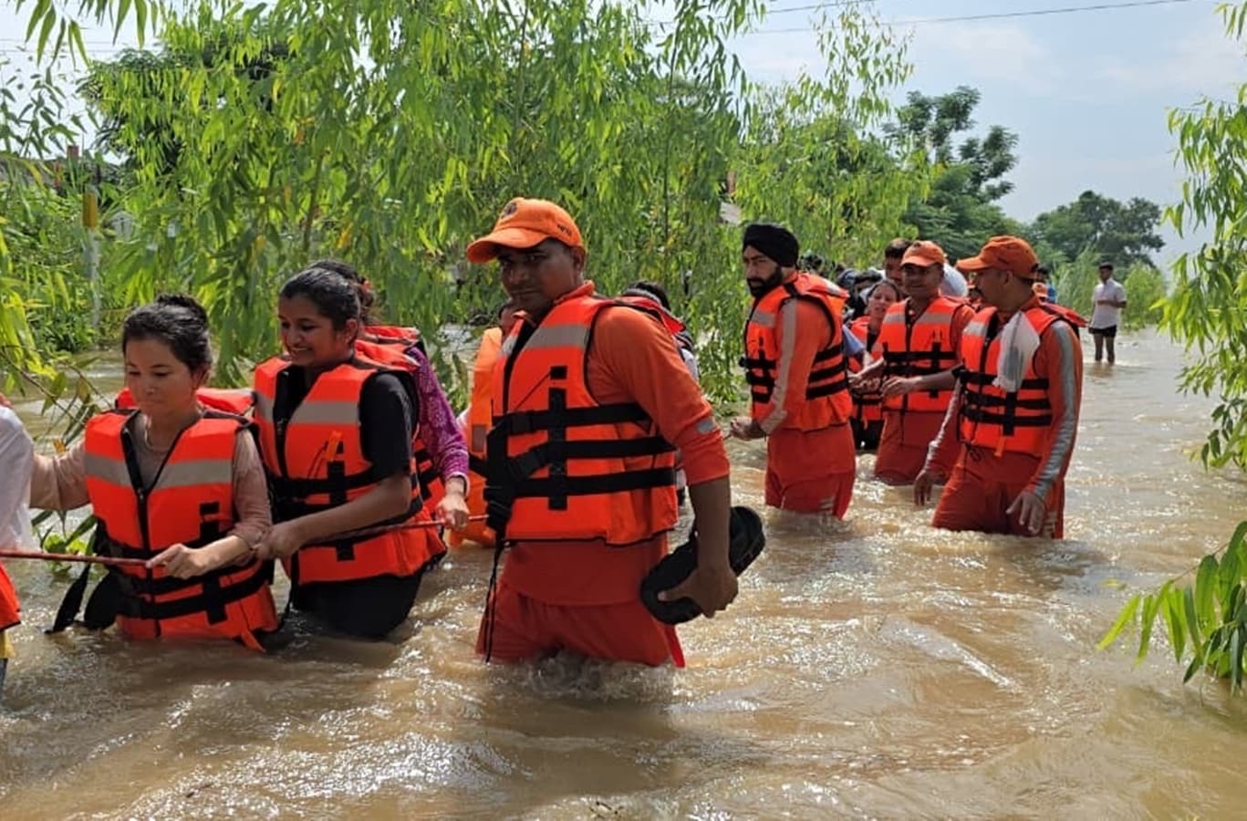 Pong Dam Flood: 60 गांव के 20000 लोग आज दोपहर 12 तक घर छोड़ दें...हिमाचल  में हाई अलर्ट, पौंग डैम में खतरे के निशान से ऊपर जलस्तर