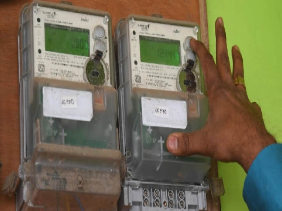 Bill was collected for 2 years then electricity was cut off on the pretext  of theft now compensation from employees 2 साल बिल वसूला फिर चोरी बताकर काटी  बिजली, अब भरपाई कर्मचारियों