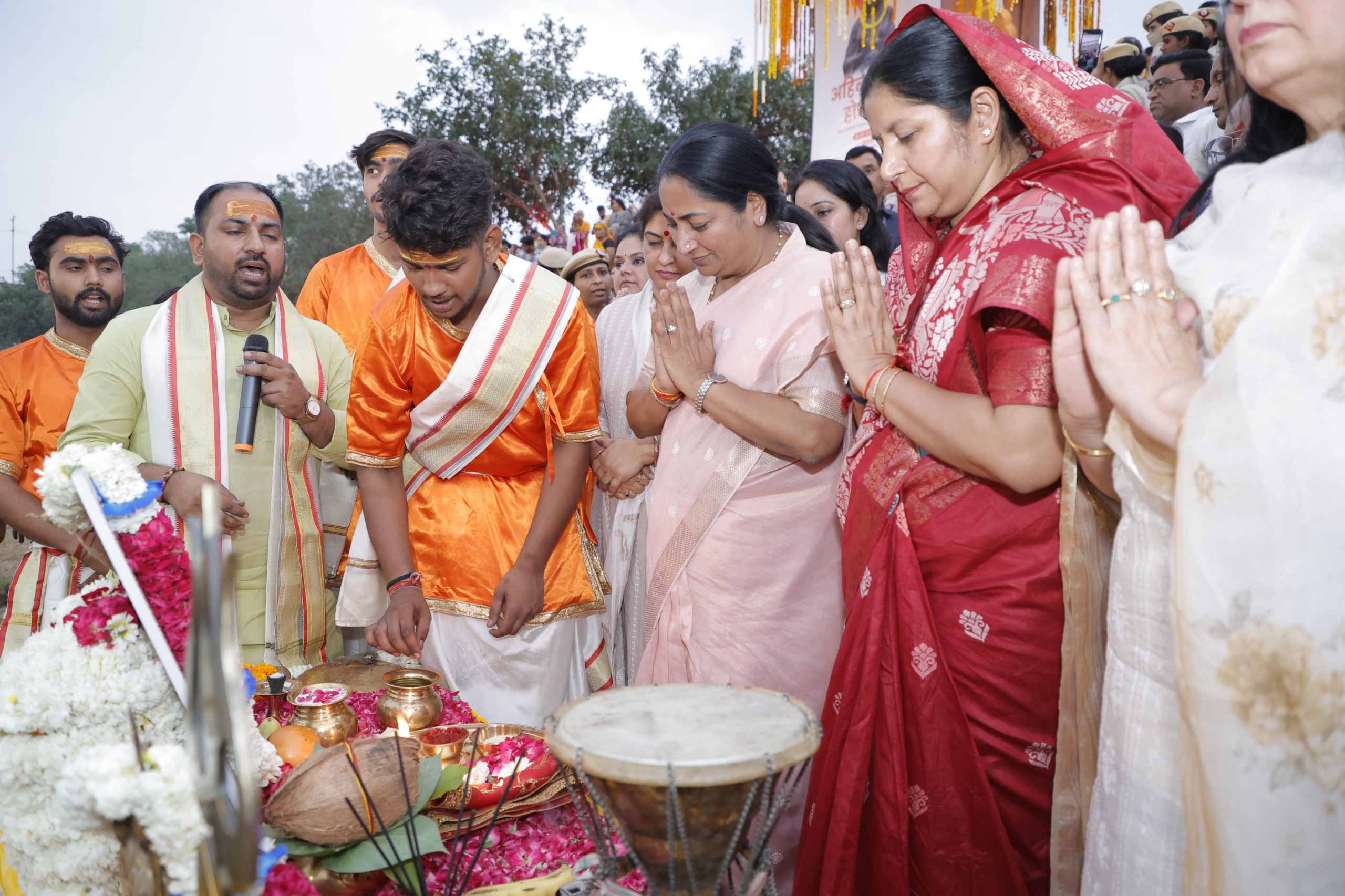 दिल्ली में 100 दिन सरकार चलाने के बाद उत्तराखंड की आध्यात्मिक यात्रा पर  निकली रेखा गुप्ता