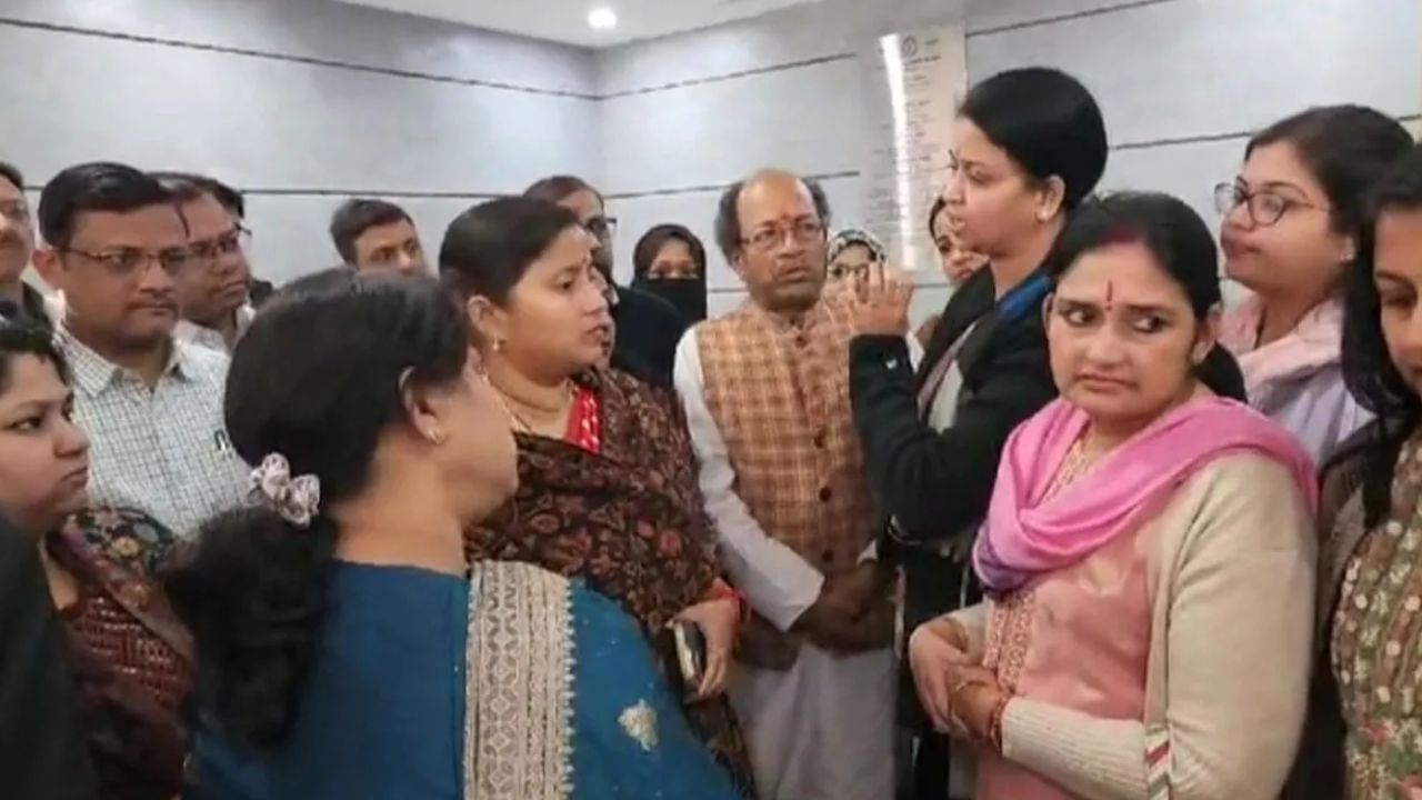 धनबाद के स्कूल में शर्मनाक हरकत, प्रिंसिपल ने 80 छात्राओं की उतरवाई शर्ट, अब जांच के आदेश | Dhanbad Principal girl students take off their clothes in school Jharia MLA Ragini Singh