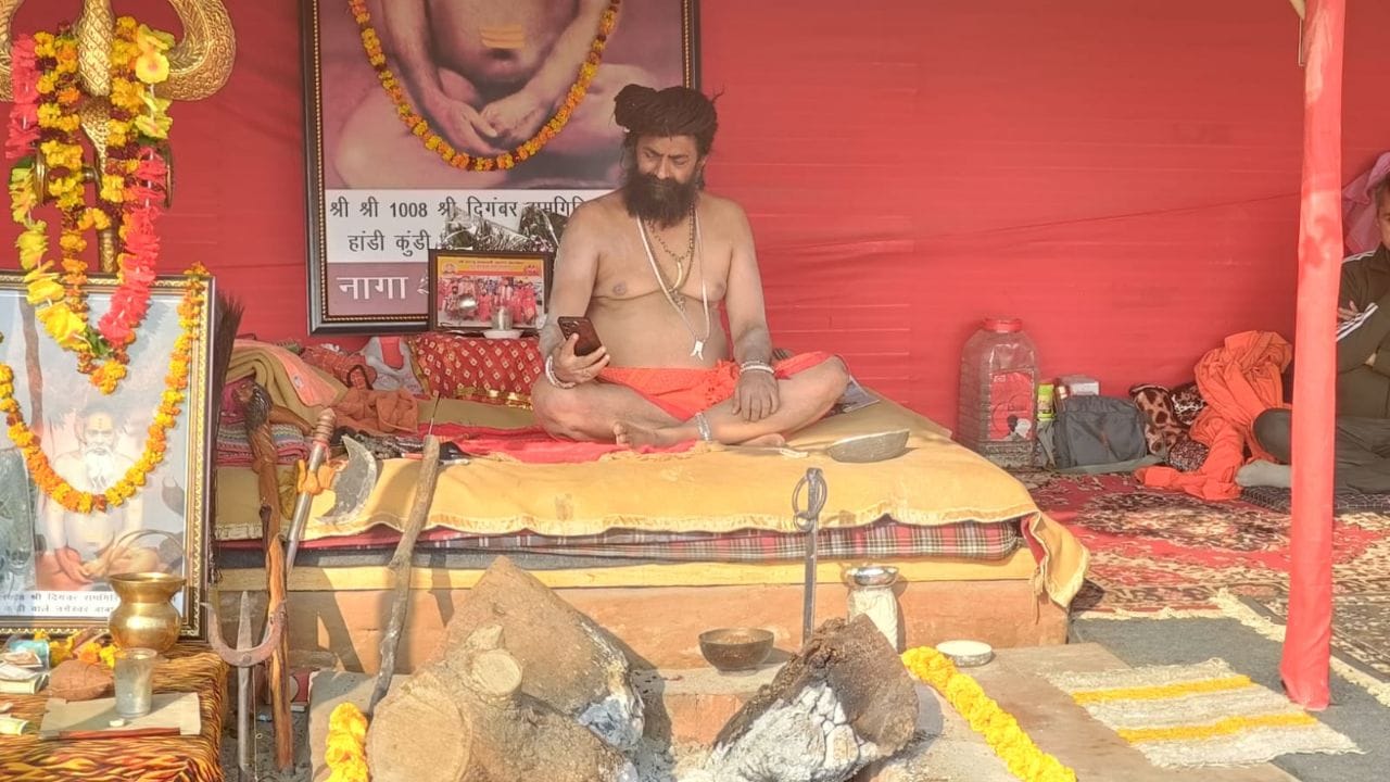 Naga Sadhu in Mahakumbh: 82 घड़ों के ठंडे पानी से स्नान करते हैं ये नागा  साधु, हैरान कर देगी इनकी 'जल तपस्या' की कहानी | Naga sadhu mahakumbh update  pramod giri maharaj