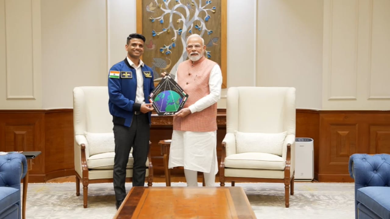 हाथ मिलाया, गले लगाया... कुछ इस तरह से अंतरिक्ष यात्री शुभांशु शुक्ला से  मिले PM मोदी, देखें VIDEO | PM Narendra Modi meets astronaut Shubhanshu  Shukla