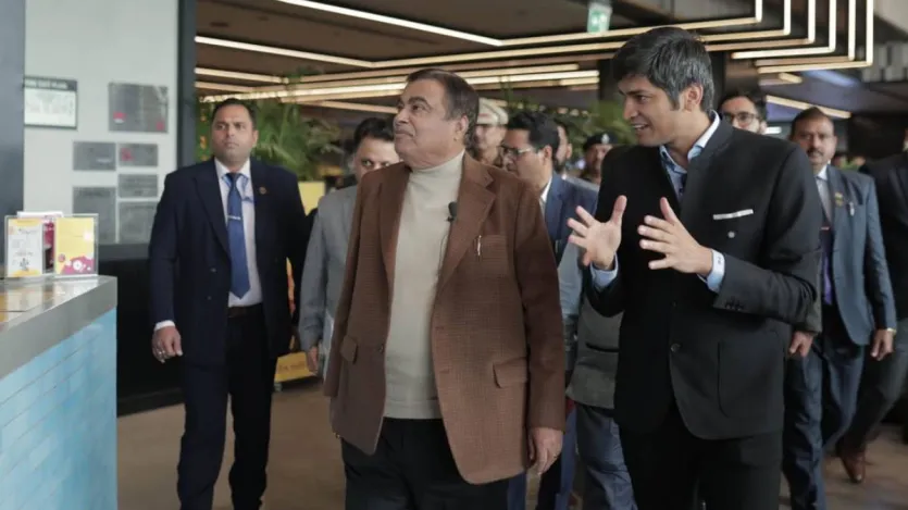 शार्क टैंक इंडिया सीजन 5 का जज पैनल अब तक का सबसे बड़ा और विविध माना जा रहा है। इसमें पुराने अनुभवी शार्क्स के साथ-साथ नए चेहरे भी शामिल हैं। पुराने निवेशकों में अनुपम मित्तल (शादी डॉट कॉम), अमन गुप्ता (बोट), नमिता थापर (एमीक्योर फार्मासुटिकल), पीयूष बंसल (लेंसकार्ट), विनीता सिंह (शुगर कॉस्मेटिक), अमित जैन (कारदेखो), रितेश अग्रवाल (ओयो), कुणाल बहल (स्नैपडील, टाइटन कैपिटल) और वीरज बहल (वीबा) जैसे दिग्गज नाम शामिल हैं।