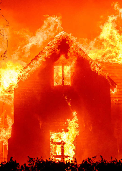 लॉस एंजिलिस में आग से कई कम्युनिटी सेंटर्स और धर्मस्थल पूरी तरह जल चुके हैं।