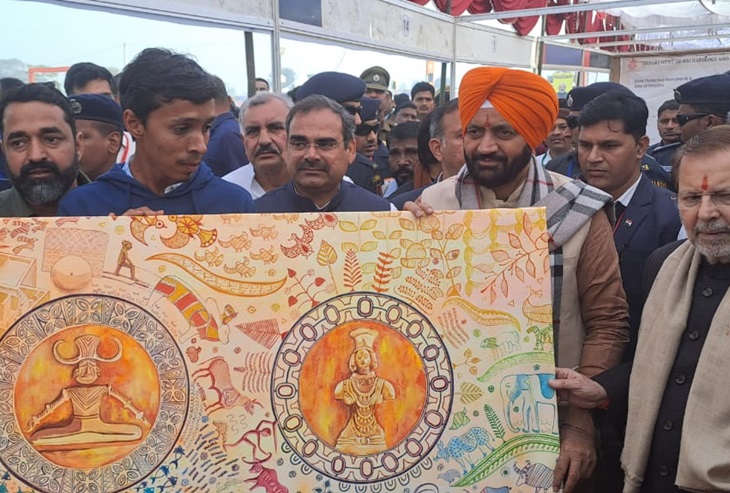 राखी गढ़ी में सीएम को भेंट की गई एक प्राचीन कलाकृति।