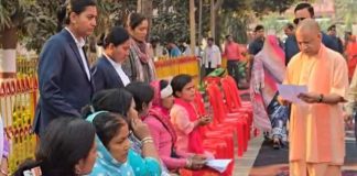 CM योगी ने जनता दर्शन में सुनी लोगों की समस्याएं, अधिकारियों को समाधान के लिए दिए सख्त निर्देश CM योगी