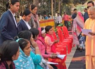 CM योगी ने जनता दर्शन में सुनी लोगों की समस्याएं, अधिकारियों को समाधान के लिए दिए सख्त निर्देश CM योगी