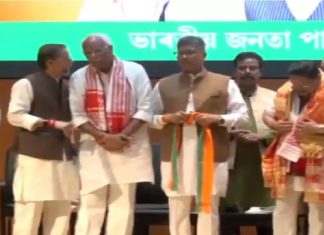 असम में चुनाव से पहले कांग्रेस को बड़ा झटका, तीन निलंबित विधायक भाजपा में शामिल असम चुनाव