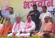 CM योगी ने साधु-संतों के साथ गोरखपुर में मनाई होली, प्रदेशवासियों को दी त्योहार की बधाई CM Yogi On holi