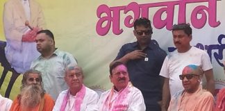 CM योगी ने साधु-संतों के साथ गोरखपुर में मनाई होली, प्रदेशवासियों को दी त्योहार की बधाई CM Yogi On holi