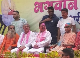 CM योगी ने साधु-संतों के साथ गोरखपुर में मनाई होली, प्रदेशवासियों को दी त्योहार की बधाई CM Yogi On holi