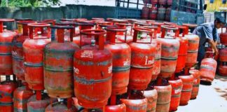 ‘ये पूरी तरह बाजार के हिसाब…’ कमर्शियल गैस सिलेंडर के दाम बढ़ने पर सरकार ने दी सफाई