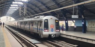 नोएडा के सेक्टर-16 मेट्रो स्टेशन पर बड़ा ड्रामा, ट्रेन के आगे कूदा 50 वर्षीय शख्स
