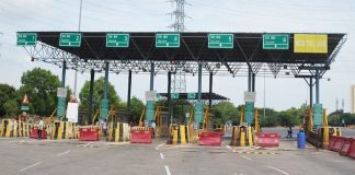 लुधियाना टोल प्लाजा पर कैशलेस सिस्टम के विरोध में प्रदर्शन… कर्मचारियों ने टोल किया फ्री