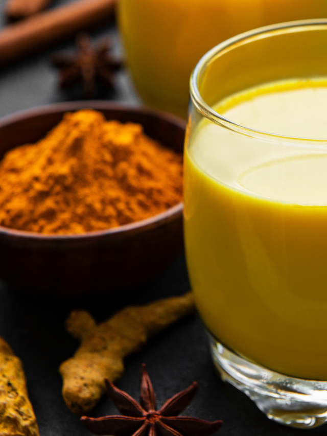 एक ग्लास दूध में घोलकर गटगट पी जाएं हल्दी, सेहत को मिलेंगे अनगिनत लाभ