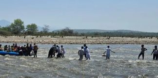 गंगा नदी का अचानक जलस्तर बढ़ने से टापू पर फंसे 21 लोग, पुलिस ने चलाया रेस्क्यू ऑपरेशन उत्तराखंड