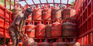 दिल्ली में गैस की कालाबाजारी पर सख्त वार, गोदाम बिक्री बंद, गरीबों को 5KG सिलेंडर से राहत Delhi