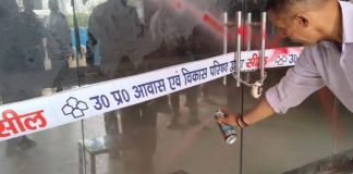 मेरठ सेंट्रल मार्केट में ताले, सीलिंग के विरोध में व्यापारियों ने किया जोरदार प्रदर्शन… Meerut