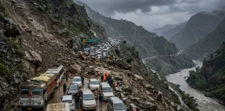 भारी भूस्खलन से बंद हुआ जम्मू-श्रीनगर हाईवे, 200 वाहन फंसे