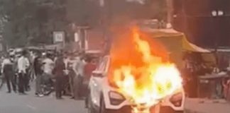 चलती कार बनी आग का गोला! हापुड़ हाईवे पर मचा हड़कंप, ड्राइवर ने कूदकर बचाई जान