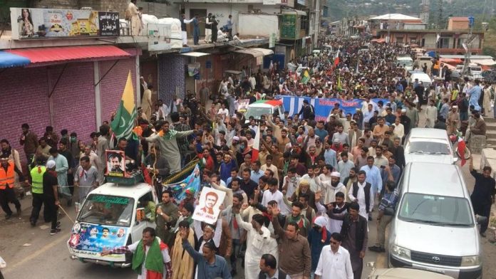 PoK में प्रदर्शनकारियों पर गोलीबारी