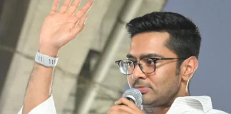 कोलकाता एयरपोर्ट पर TMC-BJP कार्यकर्ताओं में झड़प, अभिषेक बनर्जी के पहुंचने से पहले बढ़ा तनाव कोलकाता एयरपोर्ट TMC BJP झड़प