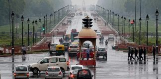 Delhi-NCR में झमाझम बारिश से बदला मौसम, तेज हवाओं ने दिलाई गर्मी से राहत, IMD का येलो अलर्ट जारी