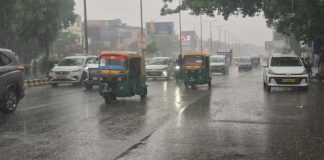 झमाझम बारिश के बाद दिल्ली में बदला मौसम का मिजाज! काले बादलों से घिरा आसमान, उमस भरी गर्मी से मिली राहत