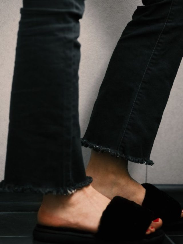 Black Jeans का रंग फेड होने से बचाने के लिए 5 आसान टिप्स