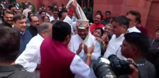 संसद परिसर में दिखा धर्मेंद्र प्रधान का शाही स्वागत, NDA सांसदों ने पाग पहनाकर किया अभिनंदन Dharmendra Pradhan