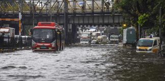 बारिश से बेहाल हुई मुंबई: लोकल ट्रेन सेवाएं प्रभावित, सड़कों पर लगा गाड़ियों का लंबा जाम
