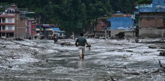 नेपाल आपदा में अपनों की तलाश है तो यहां मांगें मदद, 7 राज्यों समेत भारतीय दूतावास ने जारी किए हेल्पलाइन नंबर