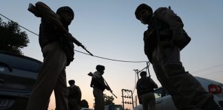 जम्मू-कश्मीर के शोपियां में चेकिंग के दौरान 3 संदिग्ध गिरफ्तार, 2 हैंड ग्रेनेड और हिजबुल के 5 पोस्टर बरामद