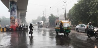 दिल्ली-NCR में बदला मौसम का मिजाज, गाजियाबाद समेत कई जगहों पर हुई झमाझम बारिश Delhi-NCR