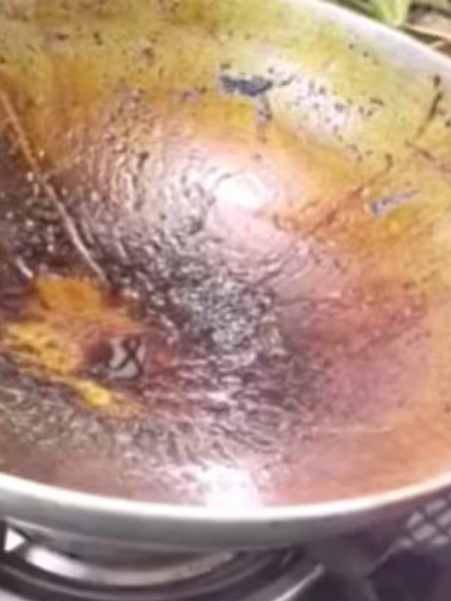 काली कढ़ाई को झट से करें साफ, अपनाएं ये आसान तरीका