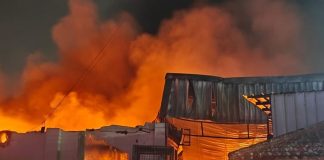 गाजियाबाद की बैग फैक्ट्री बनी आग का गोला, JCB से दीवार तोड़कर पाया काबू Ghaziabad