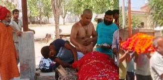 पत्नी को बनाया दुल्हन, खुद बने दूल्हा… बीकानेर में रिटायर्ड पति ने नम आंखों से दी अंतिम विदाई Bikaner