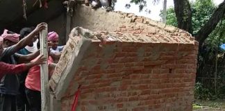 गाजीपुर में प्रशासन को देखते ही कब्जेदार खुद हटाने लगे टीनशेड, दो दशक से कर रखा था कब्जा गाजीपुर