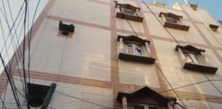 सत्य निकेतन हादसे के बाद इन दो मकानों के बीच आई दरार, मौके पर पहुंचीं MCD-पुलिस और दमकल की टीमें
