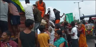 शराबबंदी की उड़ीं धज्जियां! बिहार में पलटा शराब से भरा ट्रक, तो बोतलें बटोरने दौड़ पड़ा पूरा गाँव