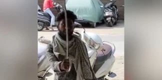 3 दिन तक मोबाइल ठीक नहीं हुआ तो भड़का ग्राहक, हाथ में तलवार लेकर पहुंचा दुकान और फिर…