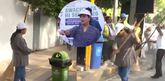 CM रेखा गुप्ता का स्वच्छता अभियान में श्रमदान, कमला नेहरू रिज में लगाई झाड़ू CM Rekha Gupta